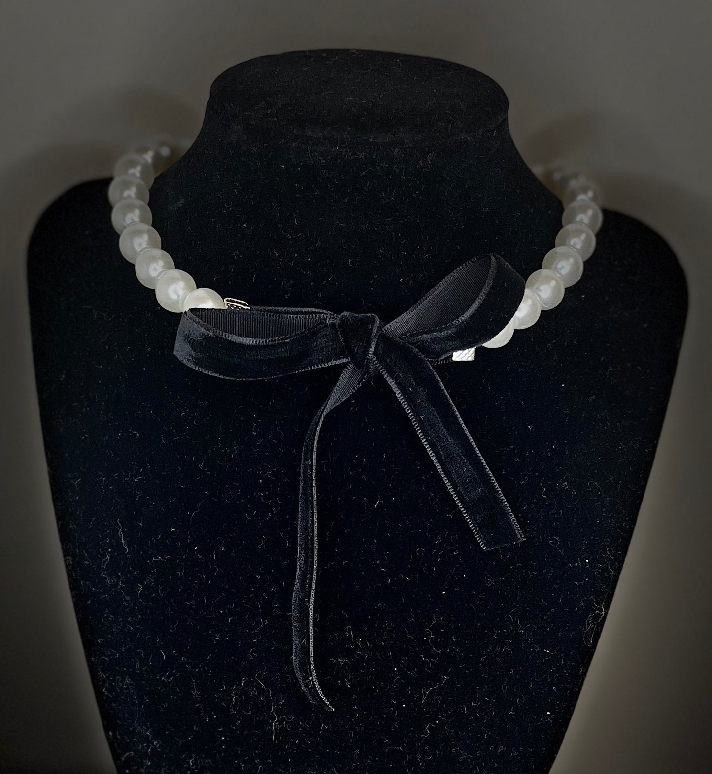 Pärlhalsband med rosett