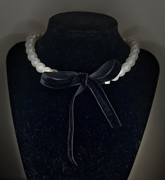 Pärlhalsband med rosett